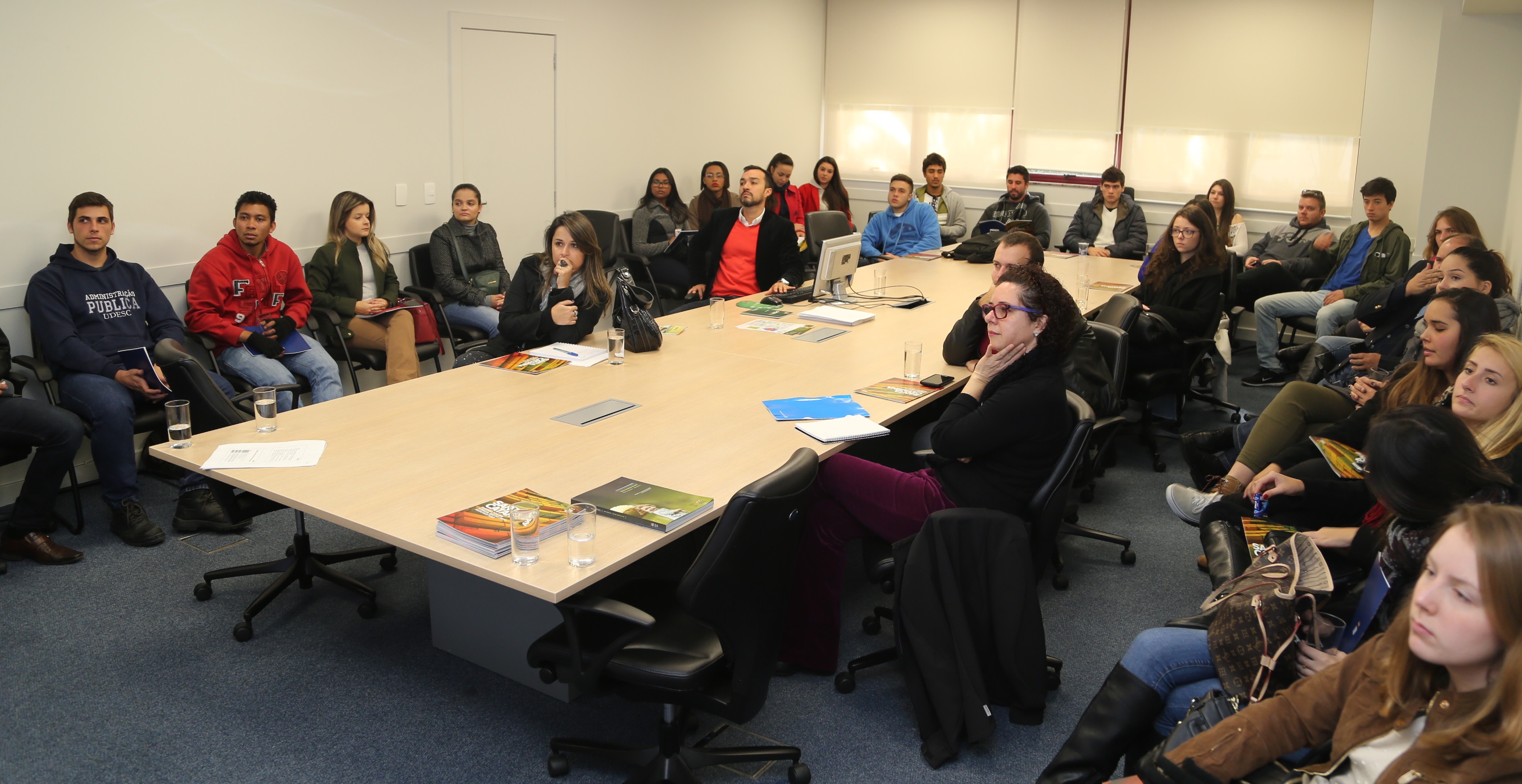 foto alunos da udesc visitam a sef