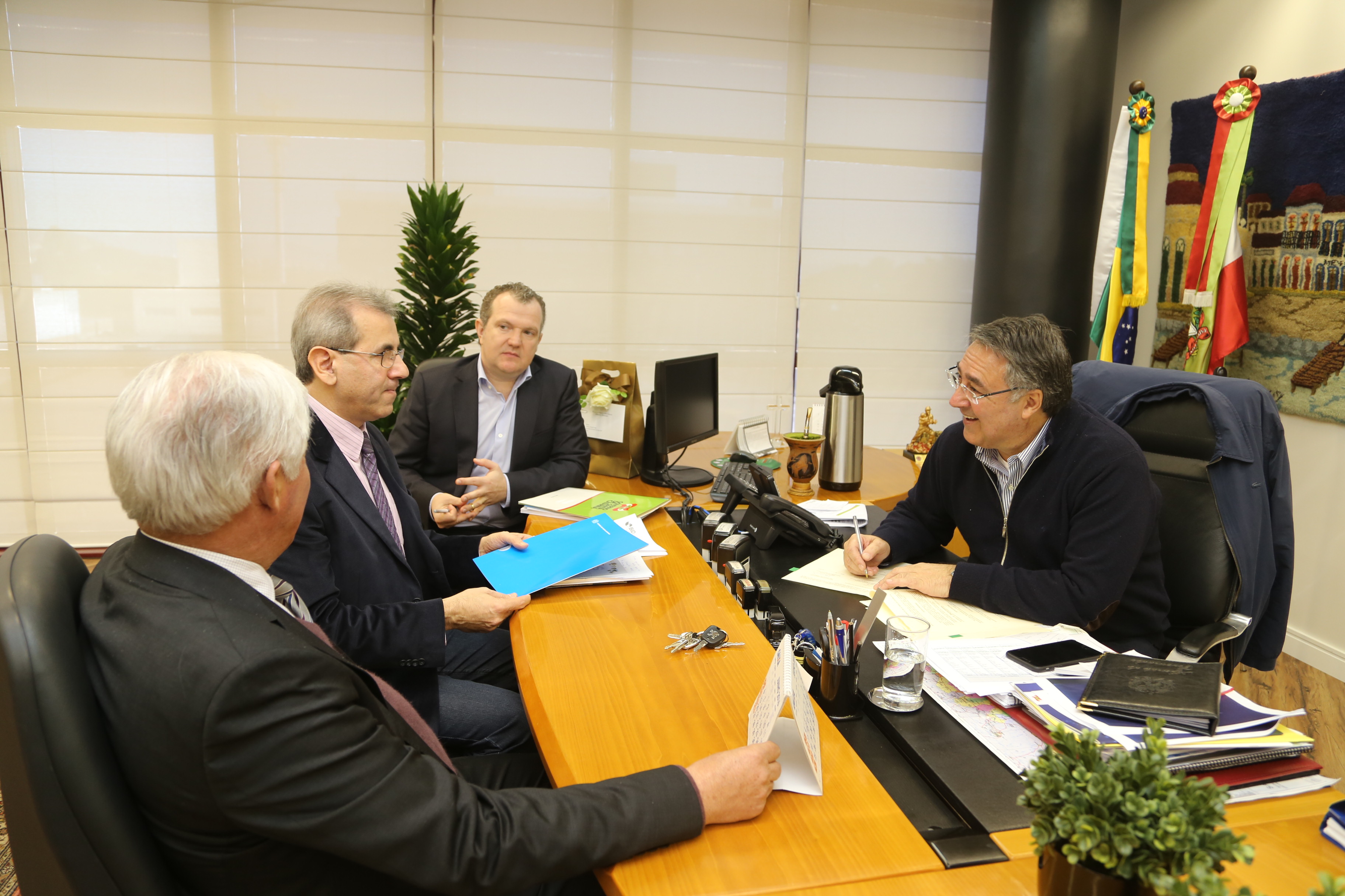 governador colombo assina contrato de renovacao do profisco