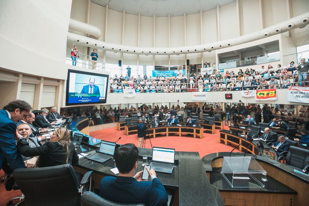 Proposta do Governo de SC que acaba com cobrança dos 14% para os aposentados é aprovada na Alesc 1 fotonoticia 191223 Sessao Ordinaria BC34