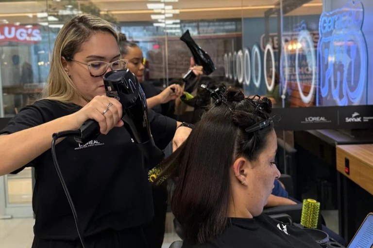 Serviços já respondem por 57% dos empregos formais no país, diz CNS 1 servico