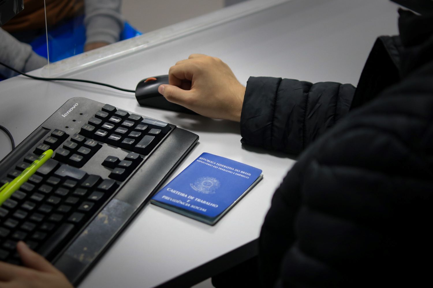 Santa Catarina gera 73,7 mil empregos em 2025 e supera média nacional de crescimento 1 carteira trabalho Foto Ricardo Wolffenbuttel SECOM
