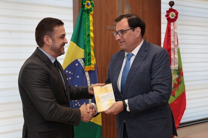 Chefe de Gabinete da SEF entrega exemplar de obra sobre acesso à Justiça ao presidente do TJSC 1 article