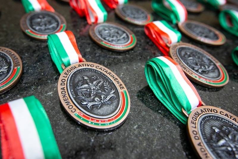 Comenda do Legislativo Catarinense homenageia 41 personalidades e entidades nesta segunda-feira (8) 1 COMENDA DO LEGISLATIVO CATARINENSE