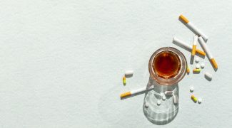 copo com alcool e cigarros imposto seletivoscaled