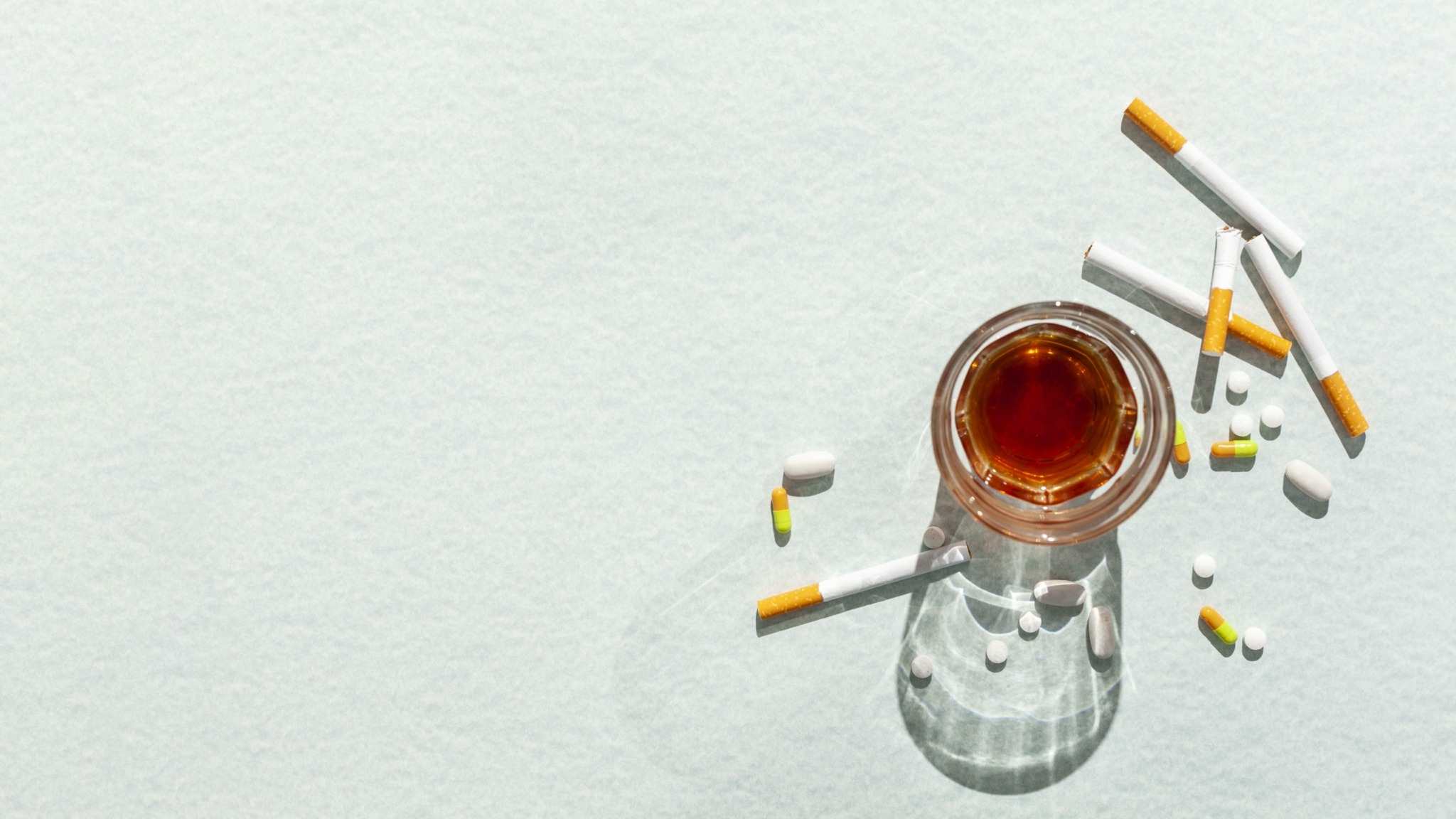 copo com alcool e cigarros imposto seletivoscaled