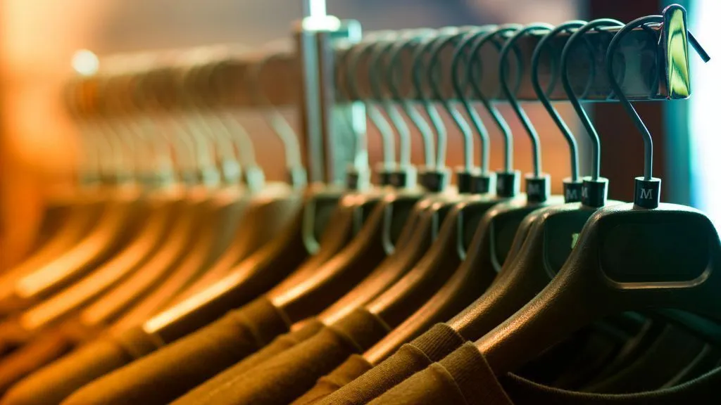 cabides roupas looks armario mala comercio varejo
