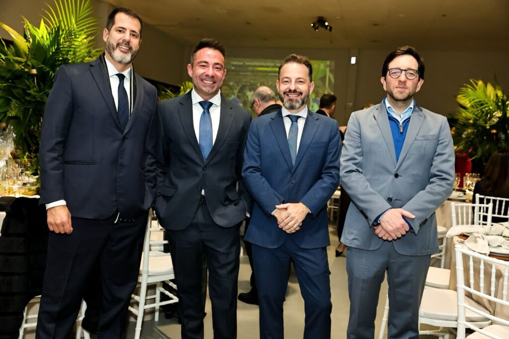 Presidente do Sindifisco/SC Cristiano Colpani e 2º Vice-Presidente José Antônio Farenzena recebem Comenda Amigo da APROESC 2 WhatsApp Image 2026 06 22 at 18.41.16