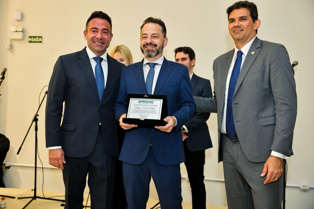 Presidente do Sindifisco/SC Cristiano Colpani e 2º Vice-Presidente José Antônio Farenzena recebem Comenda Amigo da APROESC 3 WhatsApp Image 2026 06 22 at 18.41.162