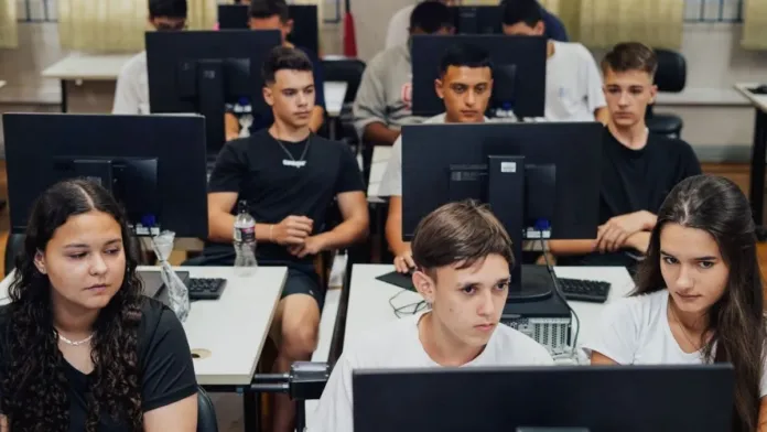 SC alcança 3º lugar no Pisa entre os estados brasileiros com melhor educação 1 Estudantes estado SC foto Marco Favero secom 696x392 1