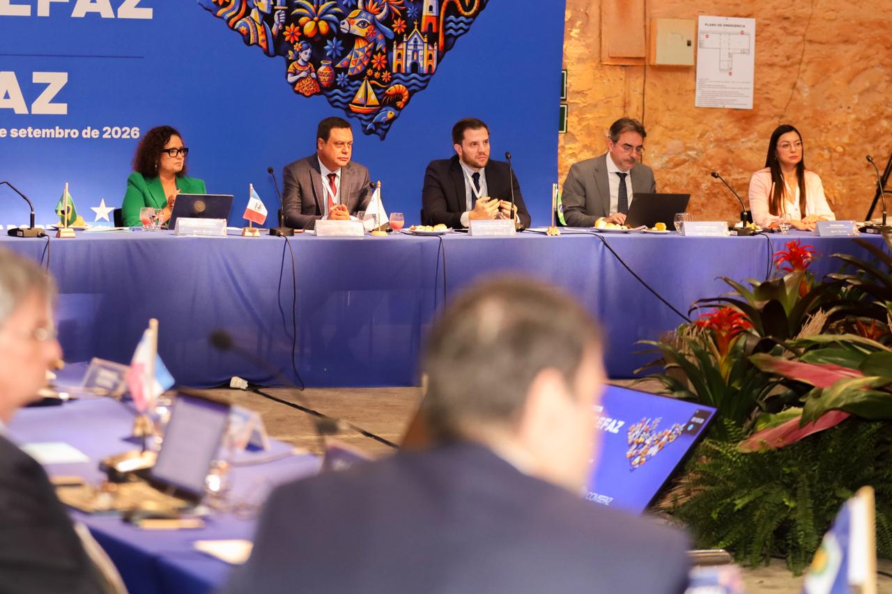 Comsefaz abre 54ª Reunião Ordinária em Alagoas com foco na reforma tributária 1 Mesa de abertura da 54a reuniao Ordinaria