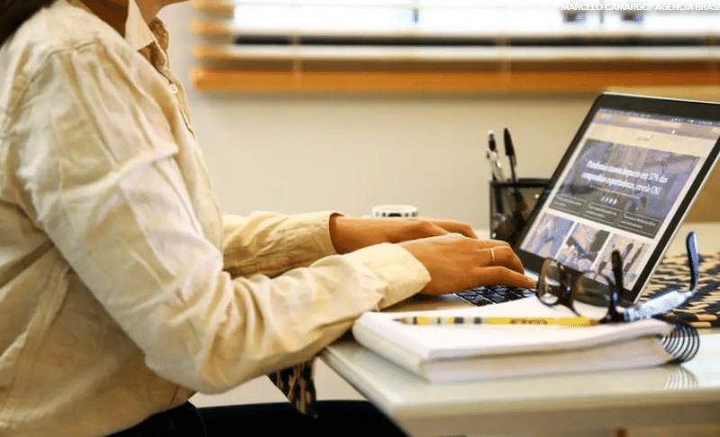 Receita, Sebrae e contadores criam tira-dúvidas sobre Reforma Tributária; acesse 1 trabalho escritorio computador