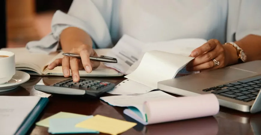 Empresas podem consultar regime de IBS e CBS de fornecedores do Simples 1 computador calculadora escritorio trabalho