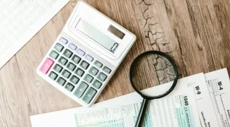 escritorio calculadora lupa investig