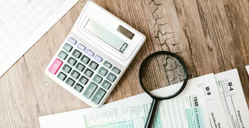 escritorio calculadora lupa investig